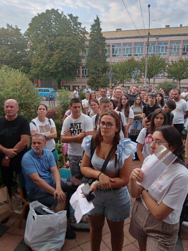 širom otvorena vrata